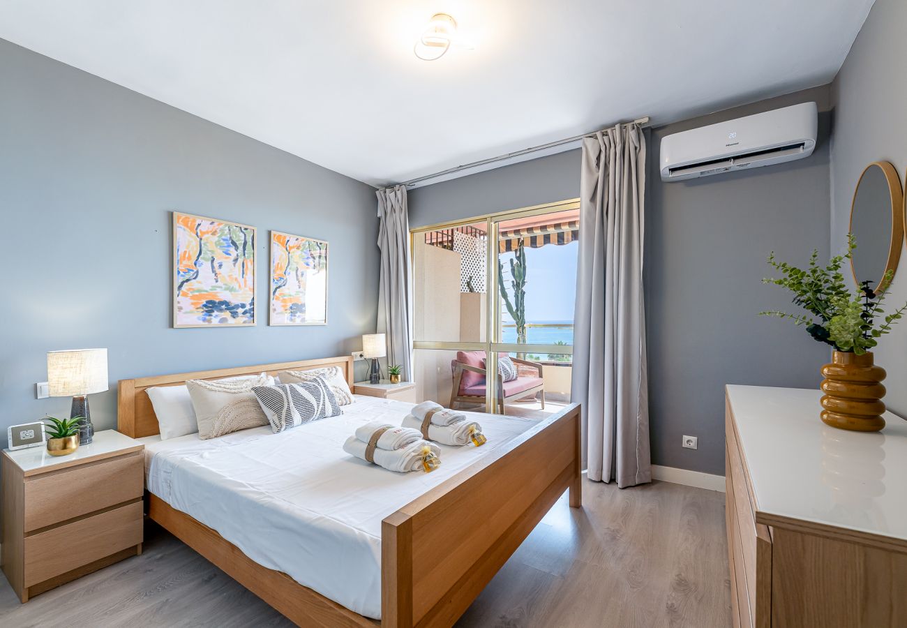 Apartment in Torremolinos - Contemporary apartment facing the sea