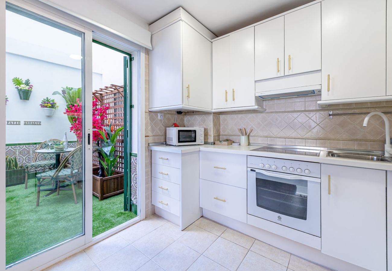 Apartment in Torremolinos - Patio andaluz in Carihuela 1 min from the beach