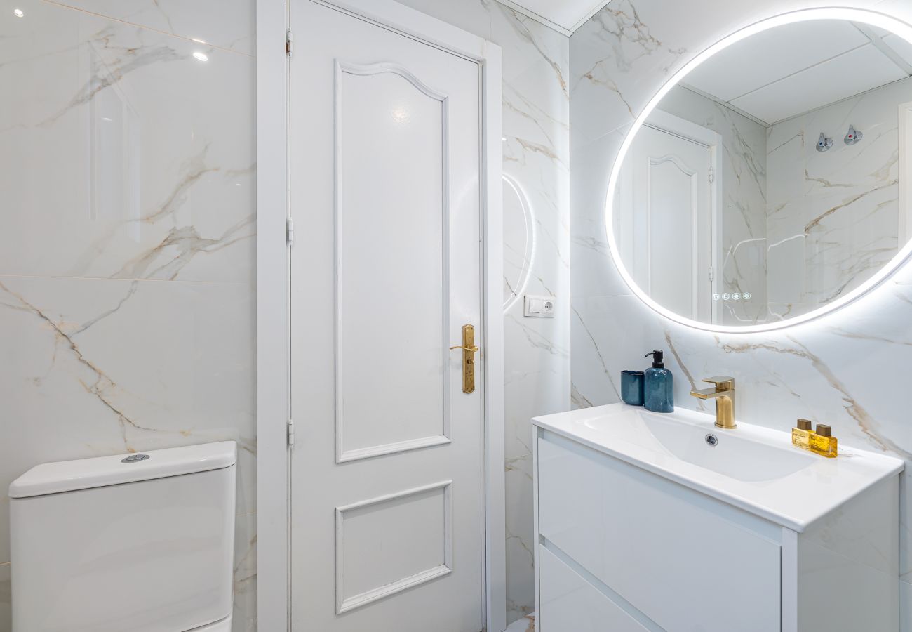 Apartment in Torremolinos - Patio andaluz in Carihuela 1 min from the beach