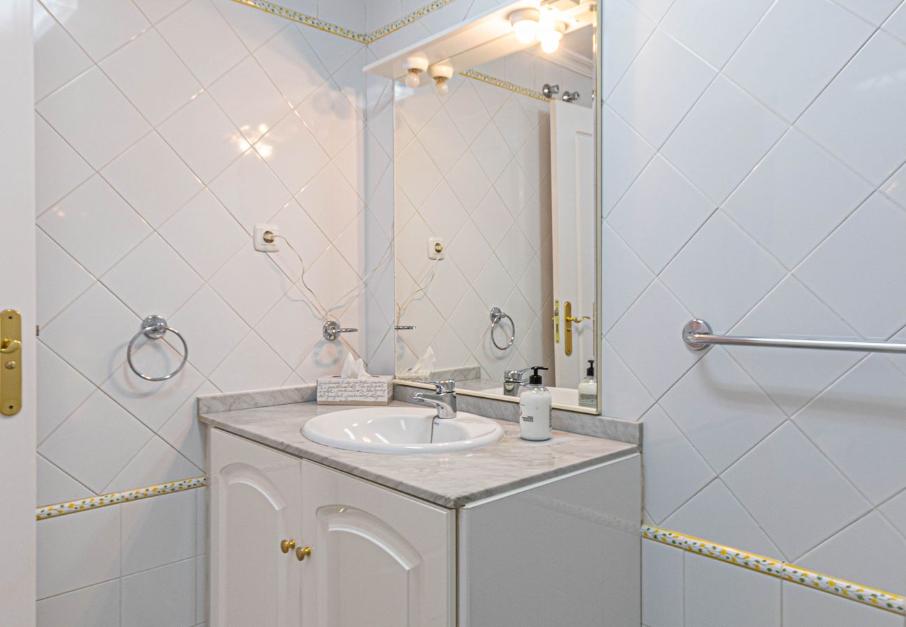 Appartement à Benalmádena - Appartement pour 4 avec grande terrasse sur le jardin et la mer 