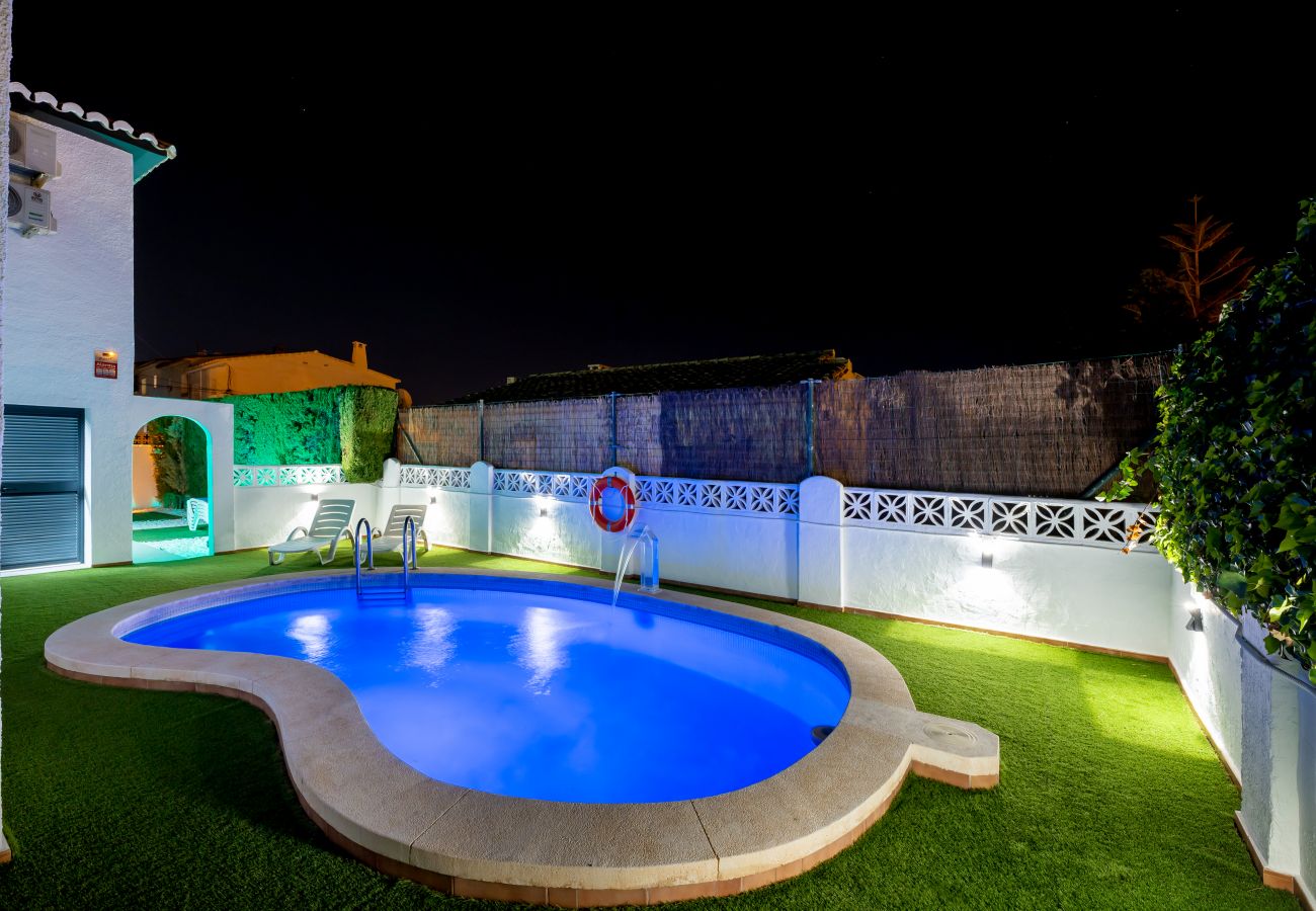 Villa à Benalmádena - Villa avec piscine privée et barbecue pour 8