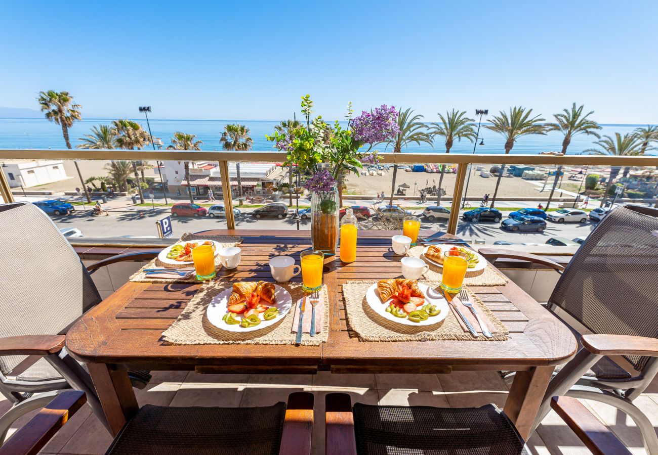 Appartement à Torremolinos - SPACIOUS APARTMENT WITH TERRACE ON THE FIRST LINE OF THE BEACH