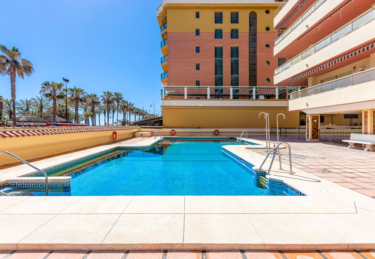 Appartement à Torremolinos - SPACIOUS APARTMENT WITH TERRACE ON THE FIRST LINE OF THE BEACH